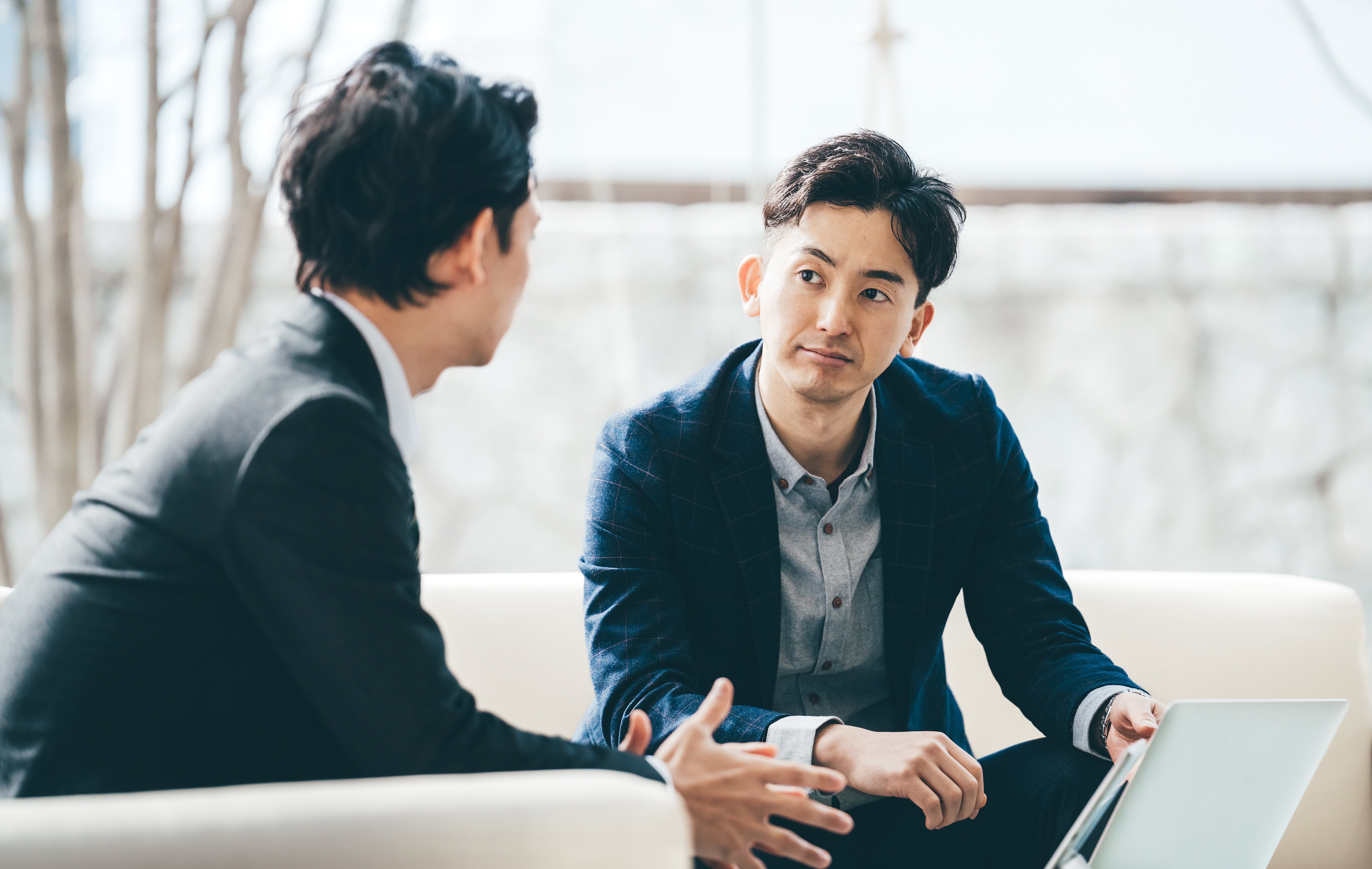 会議で分析資料を説明している様子