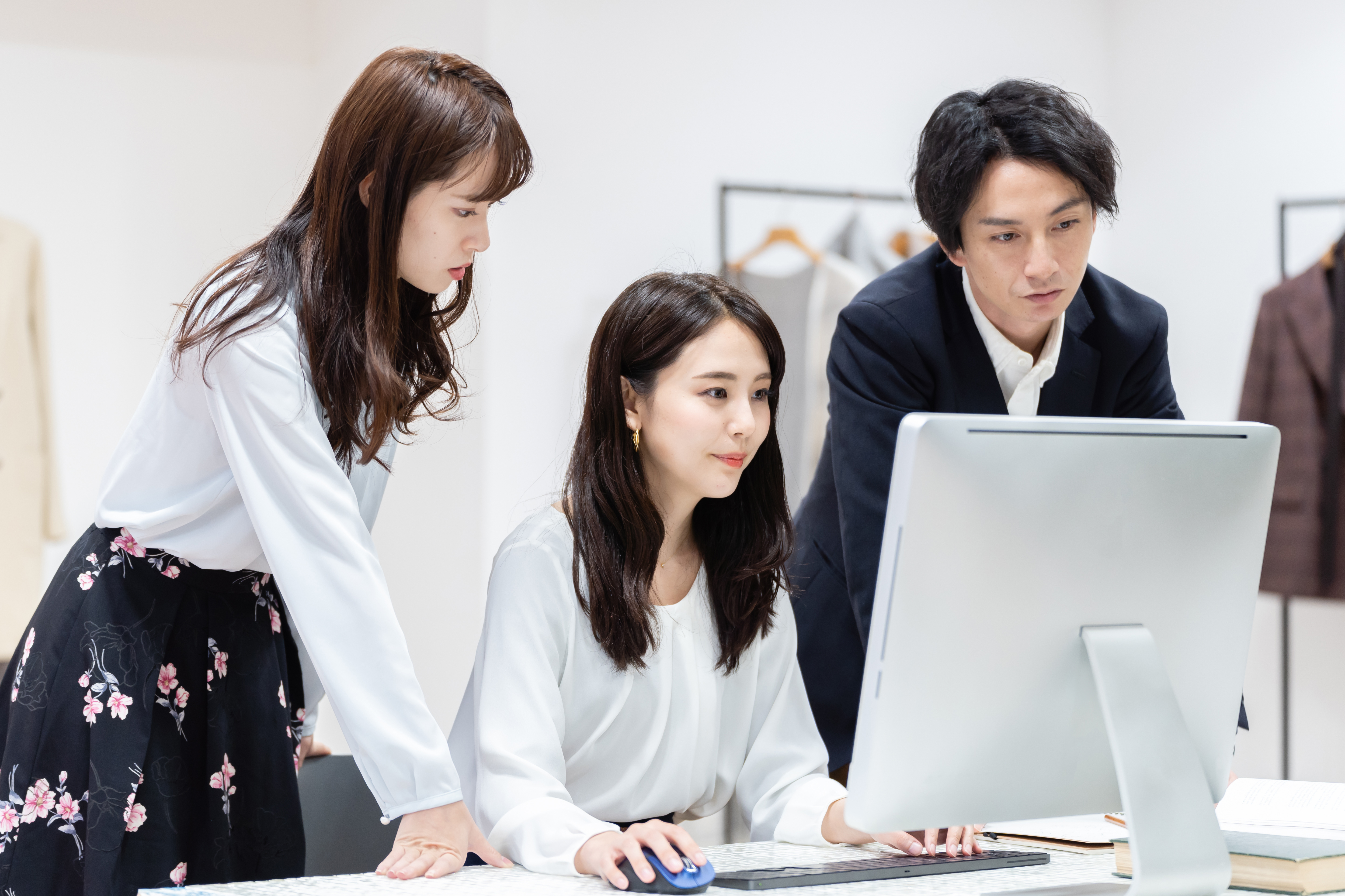 優先順位を決めてデータを整理している様子