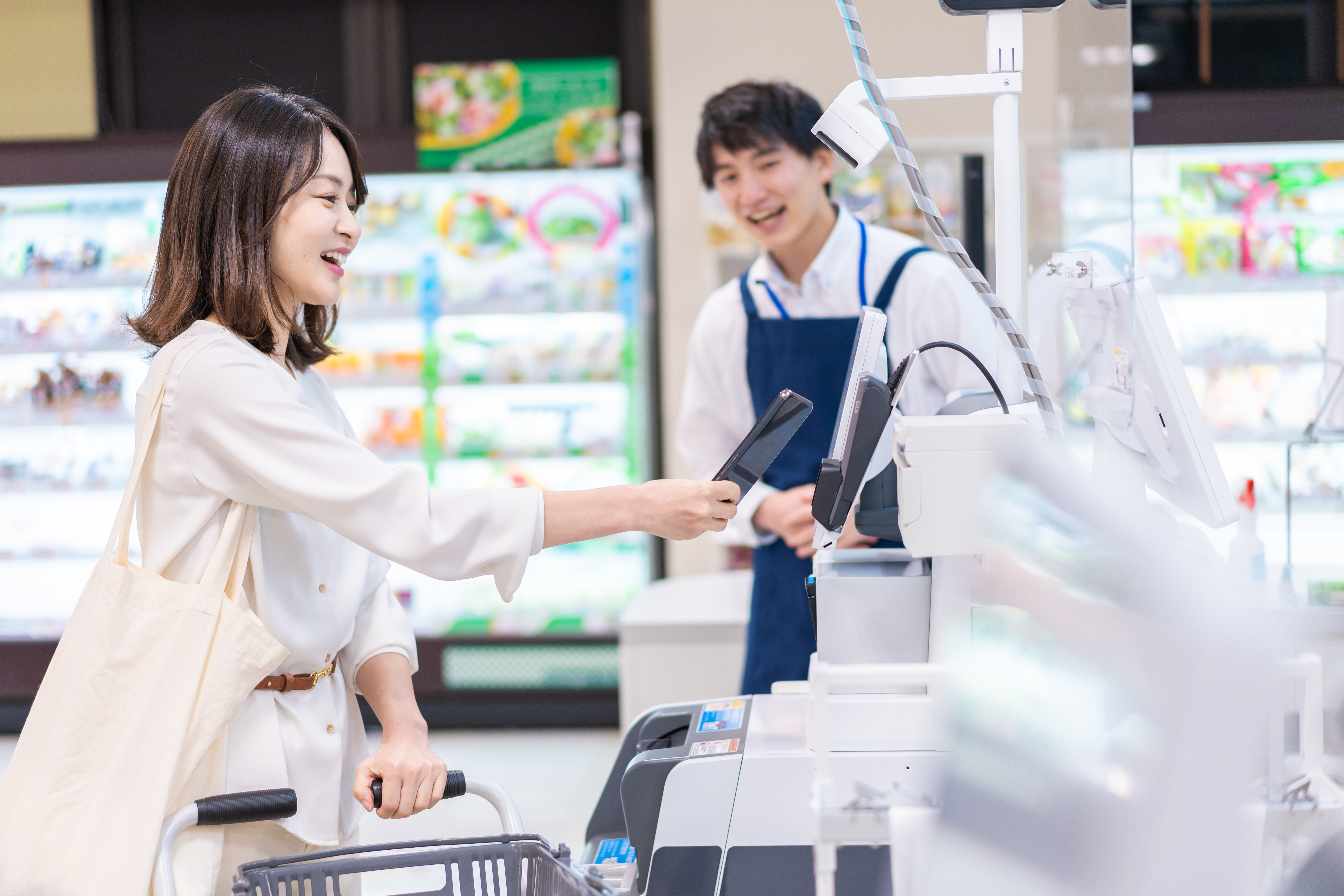 小売業の現場で売上分析を行う様子