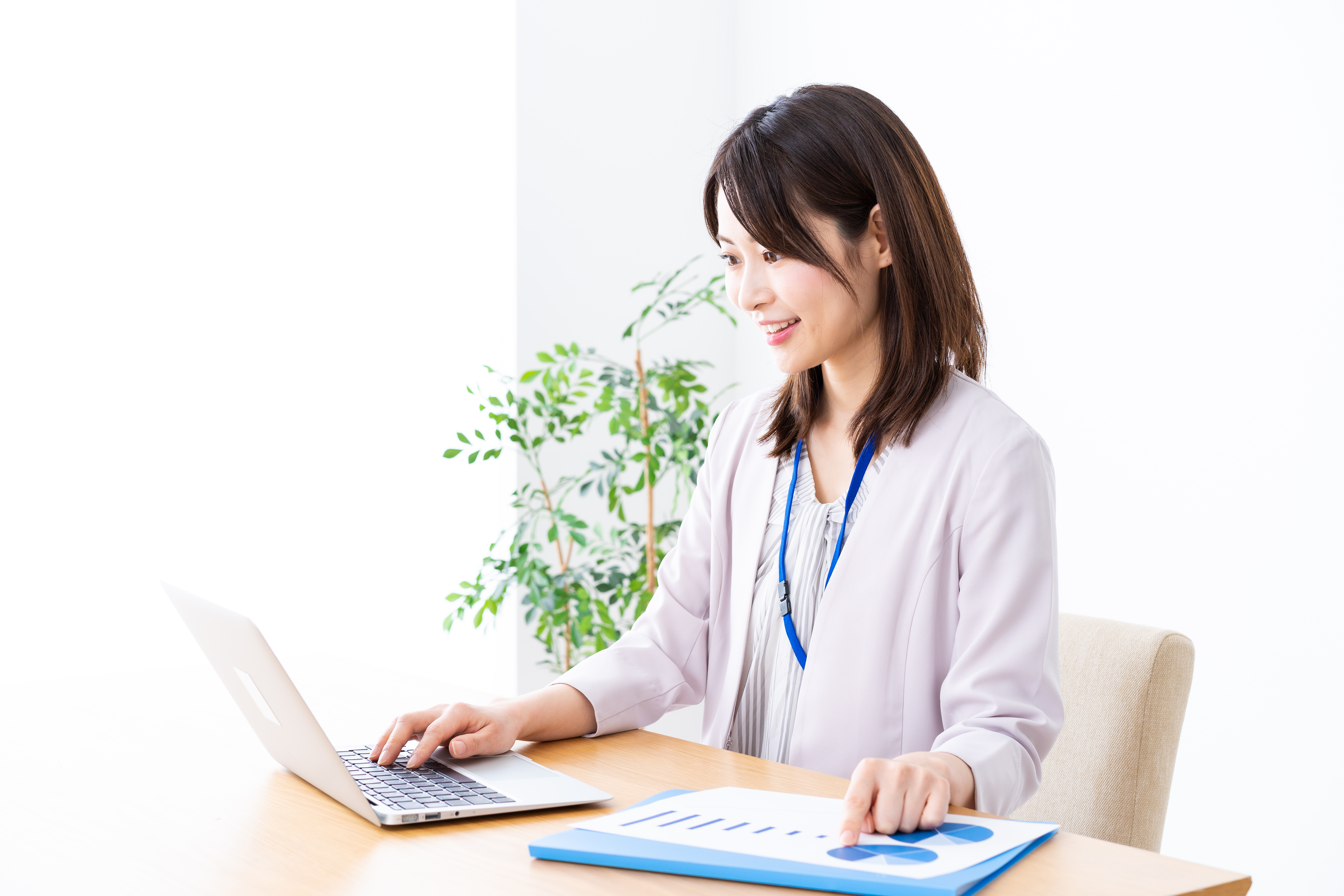 Excel分析を見直し、意思決定について考えるビジネスパーソン