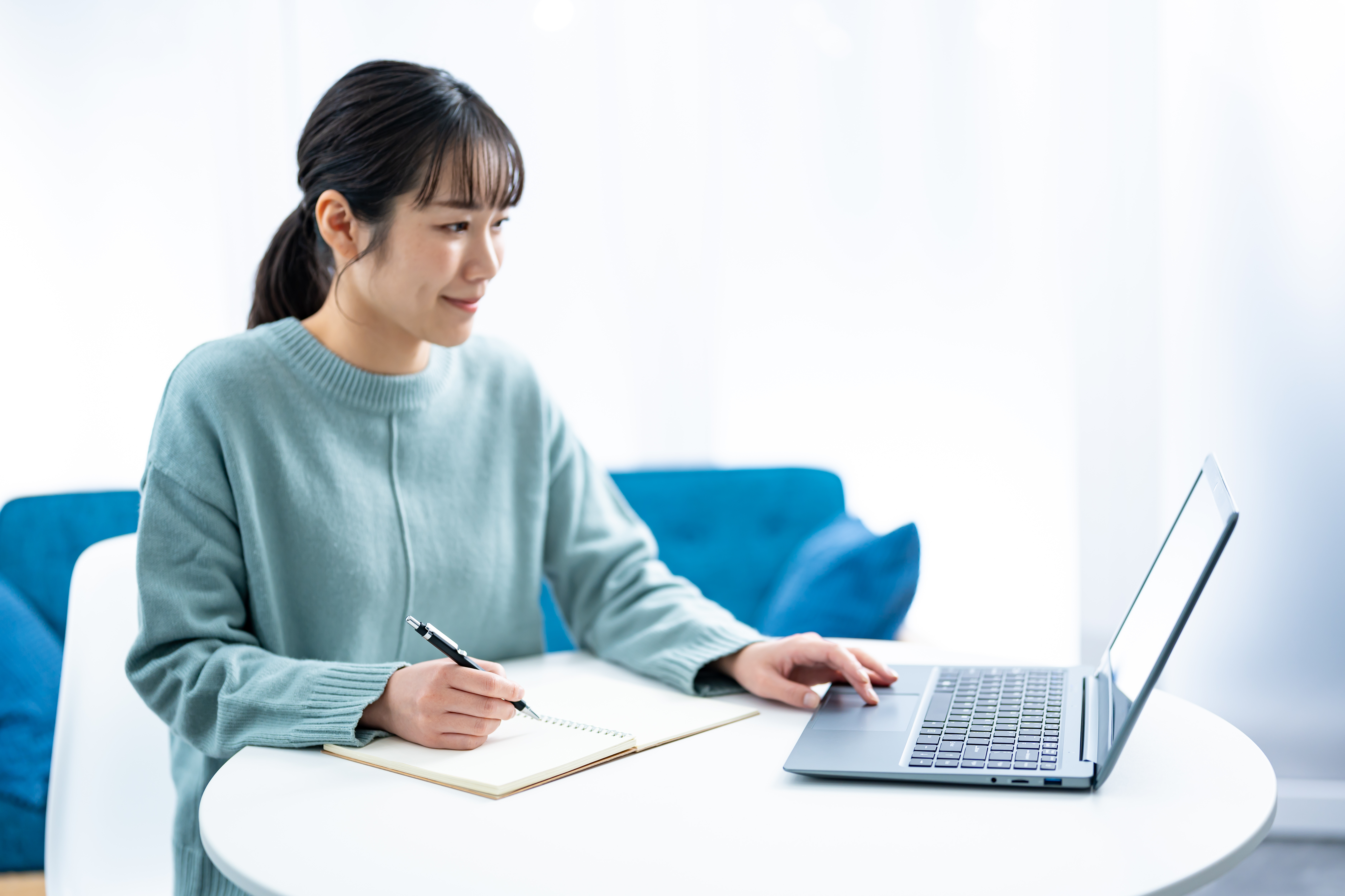 給付金を活用しながら学び直しを考える人物のイメージ