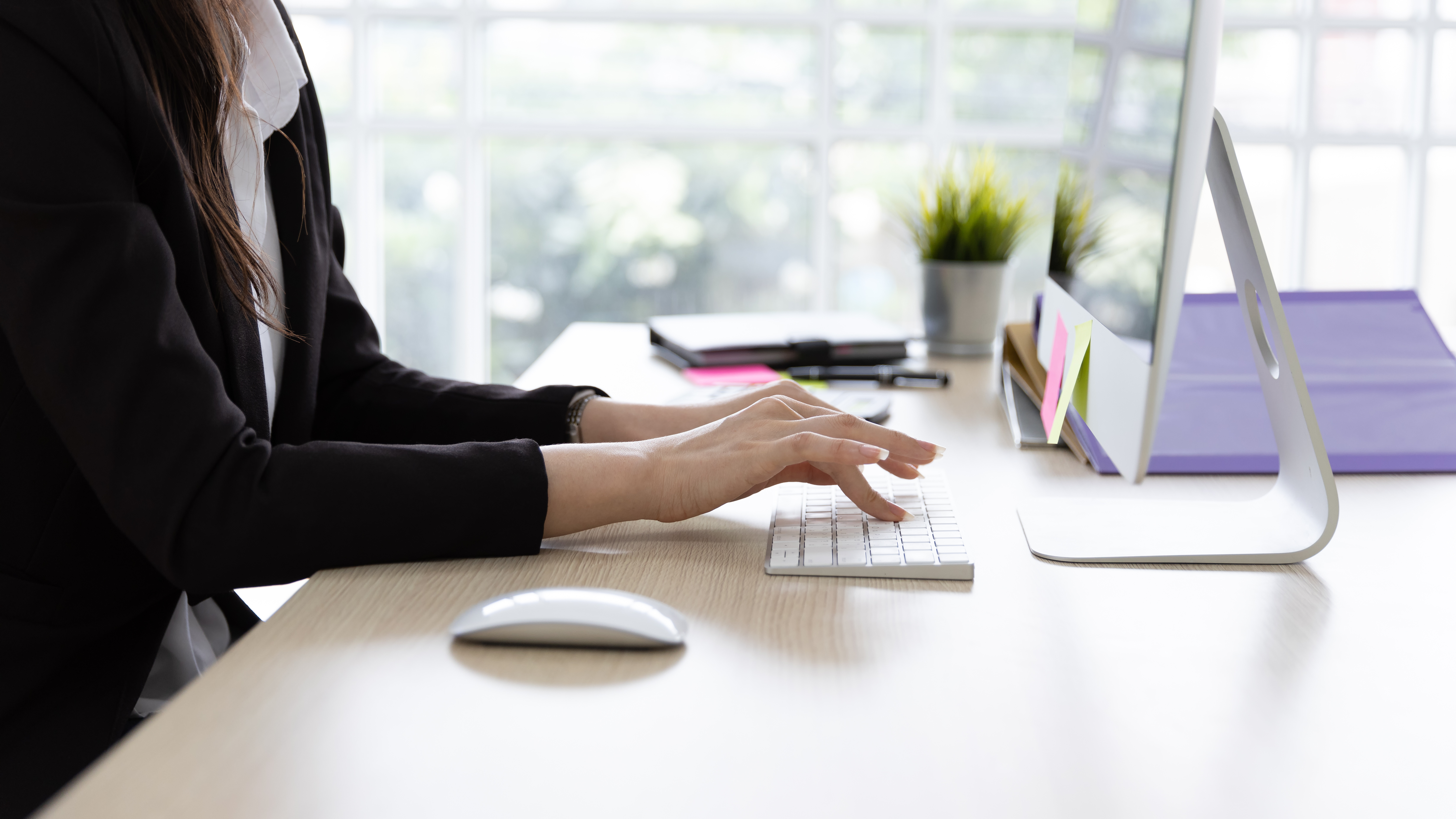 将来のキャリアについて考える人物