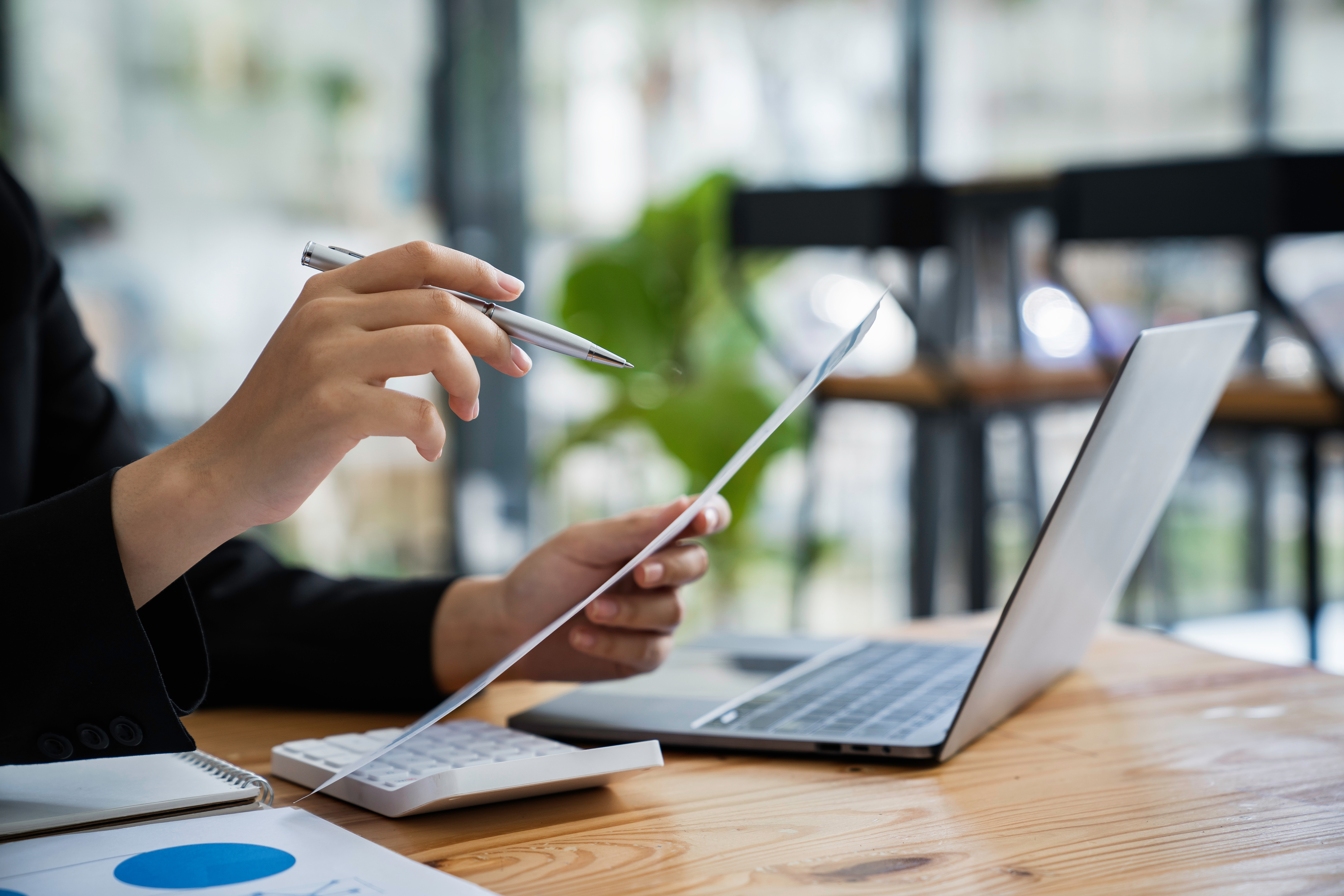 キャリアチェンジの準備を進める人物