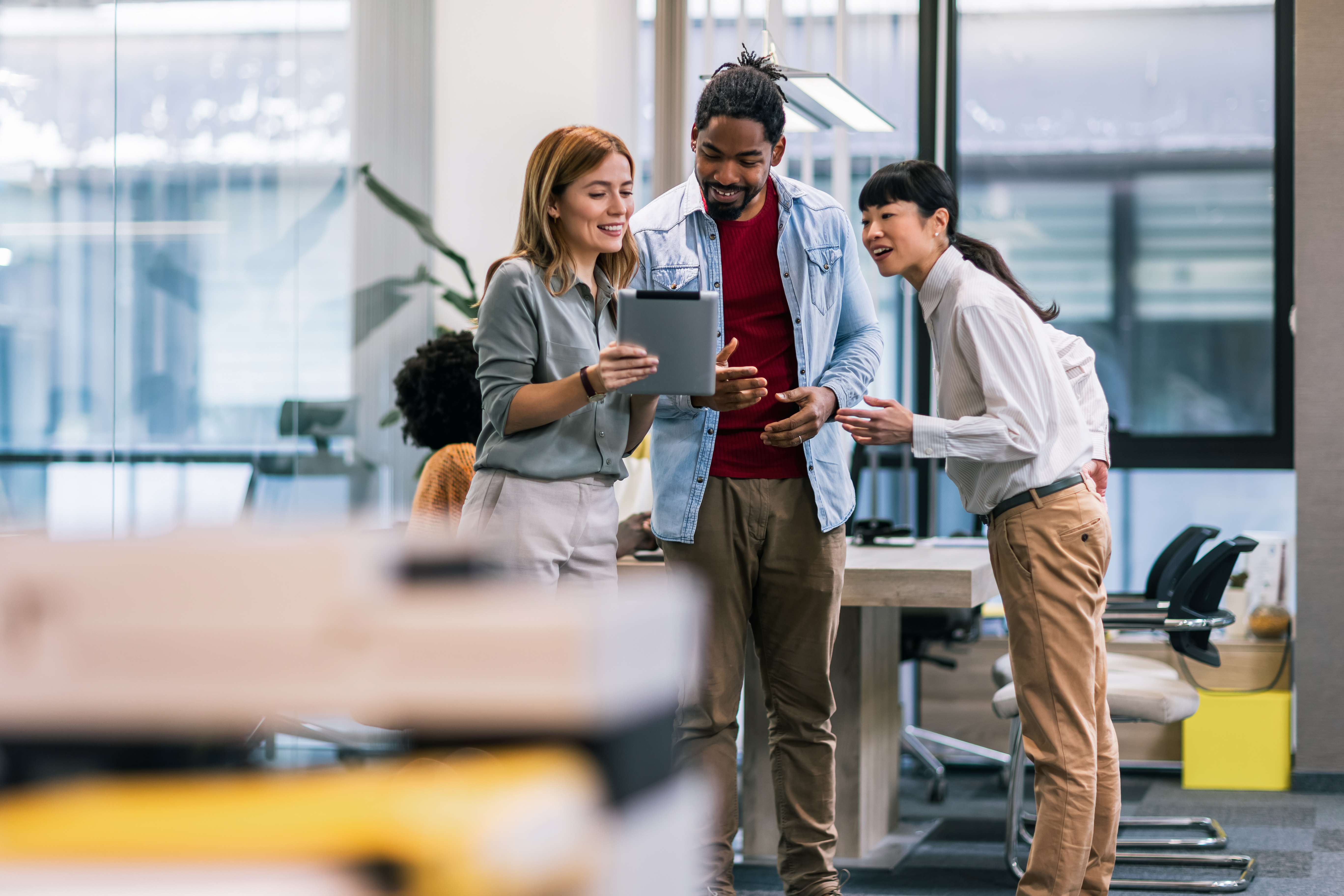 データ分析結果を見ながら意思決定の議論をする様子