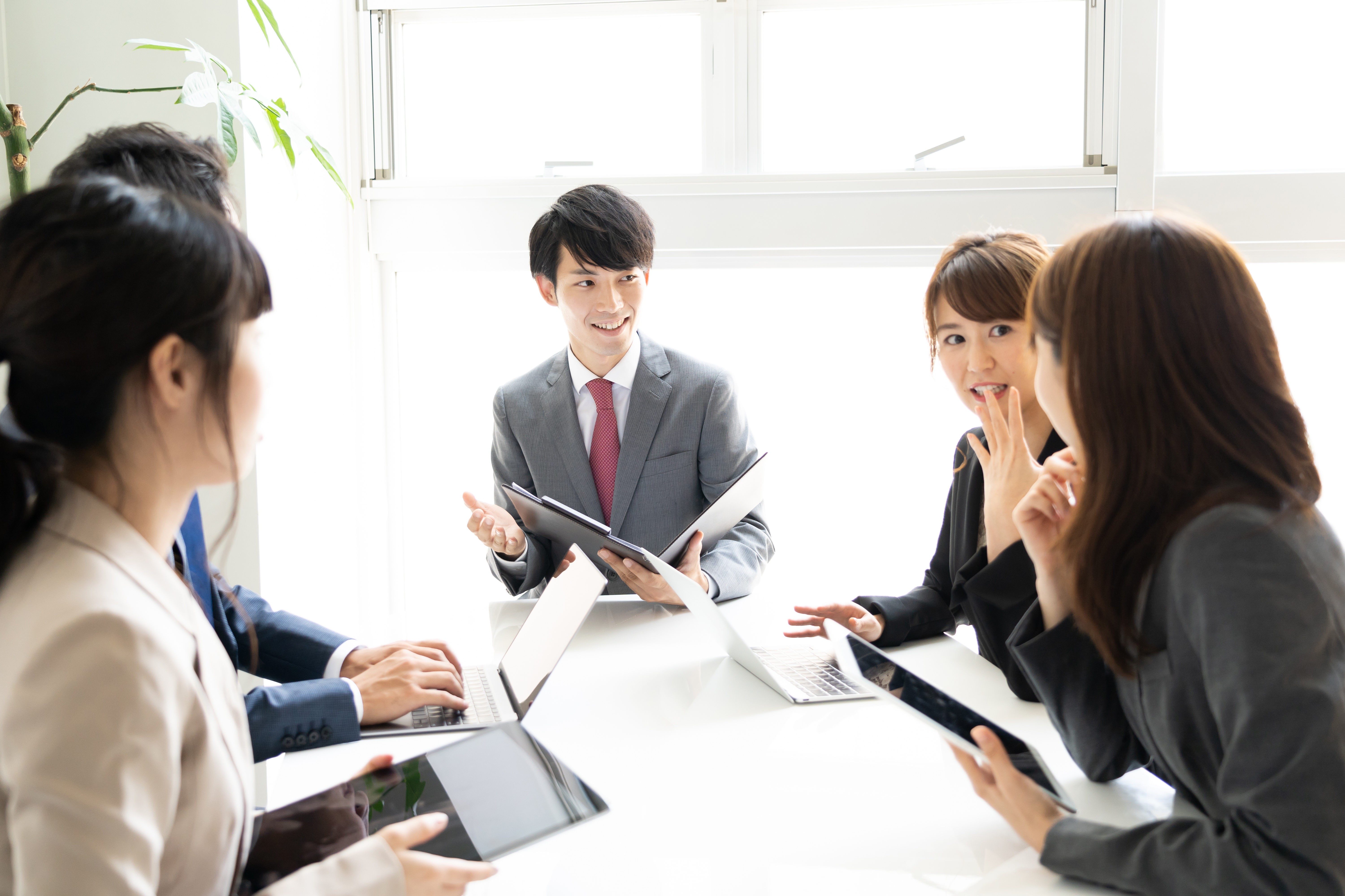 企業研修で生成AIとExcel分析を相談するイメージ