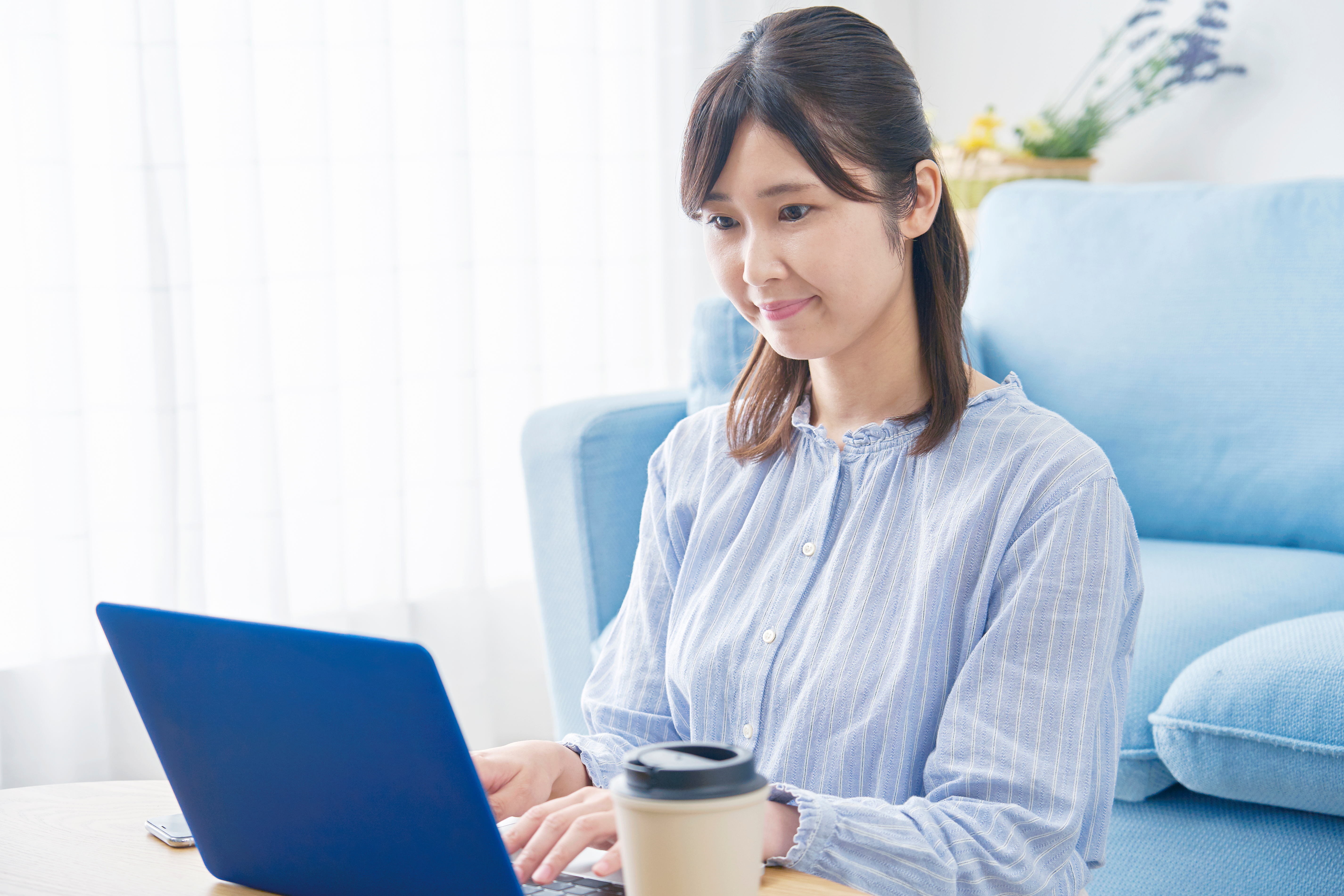 個人がExcelと生成AIを相談するイメージ