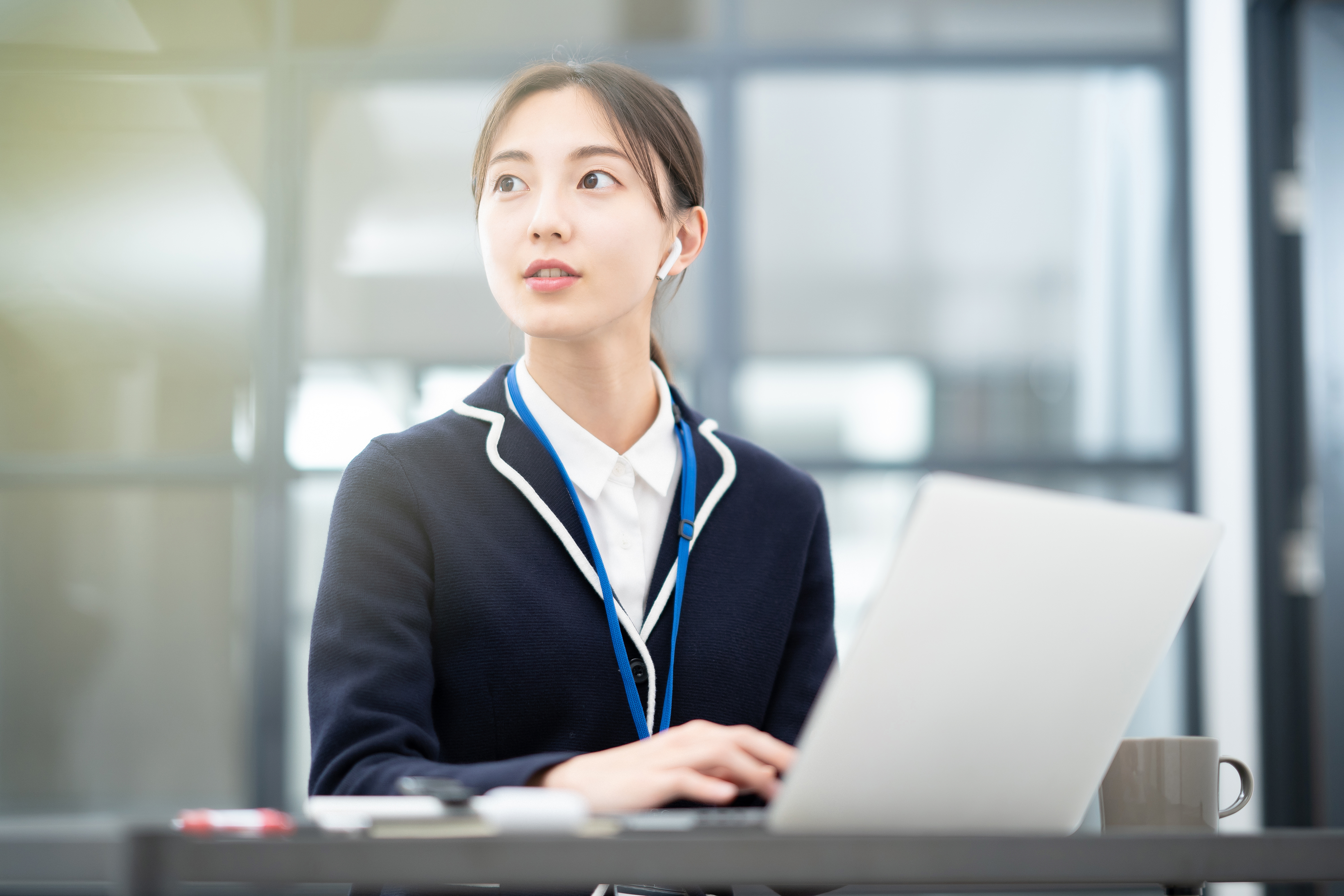毎月のExcel集計と報告資料づくりに追われるビジネスパーソン