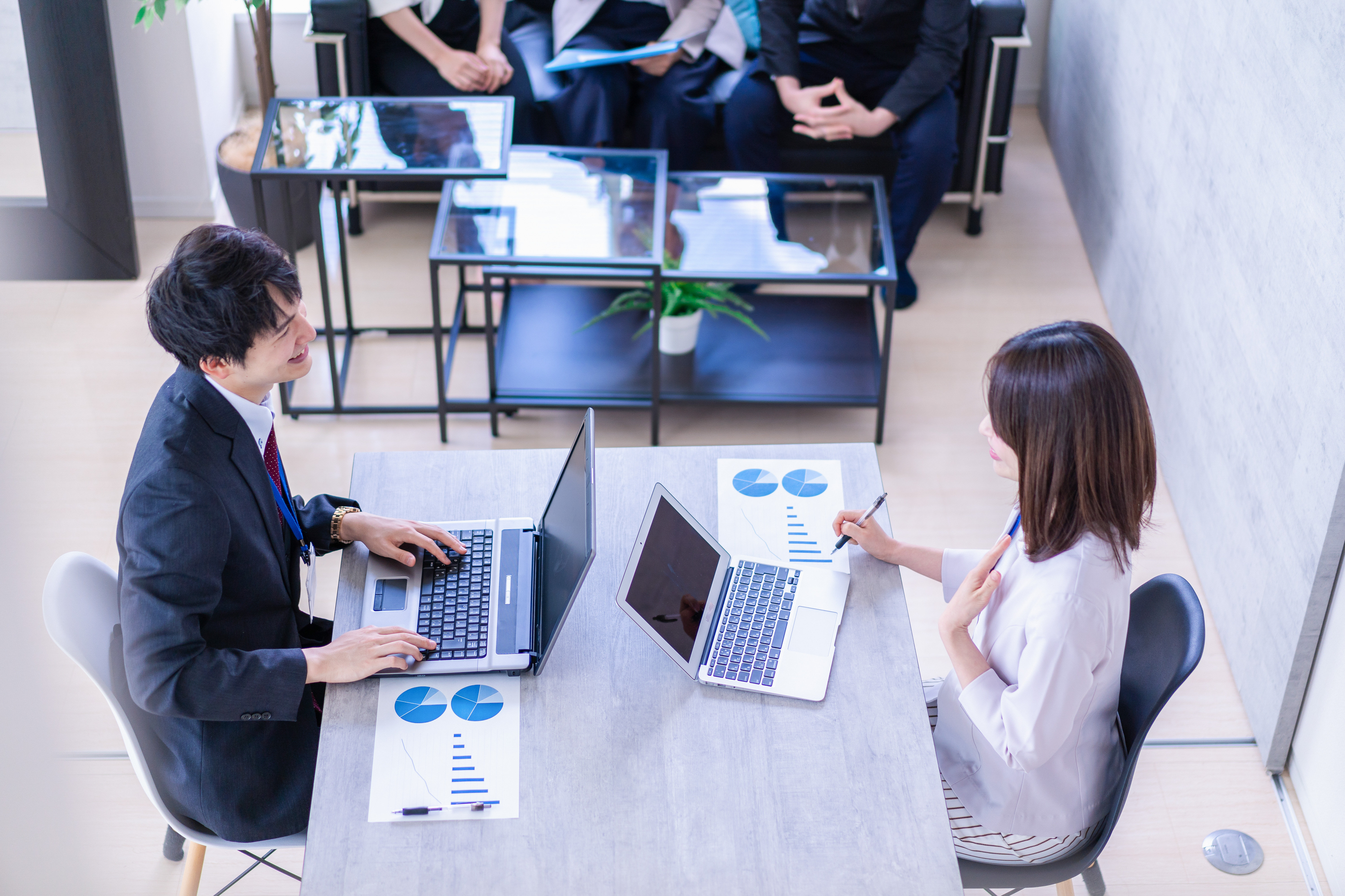 データを見ながら議論するビジネスシーン