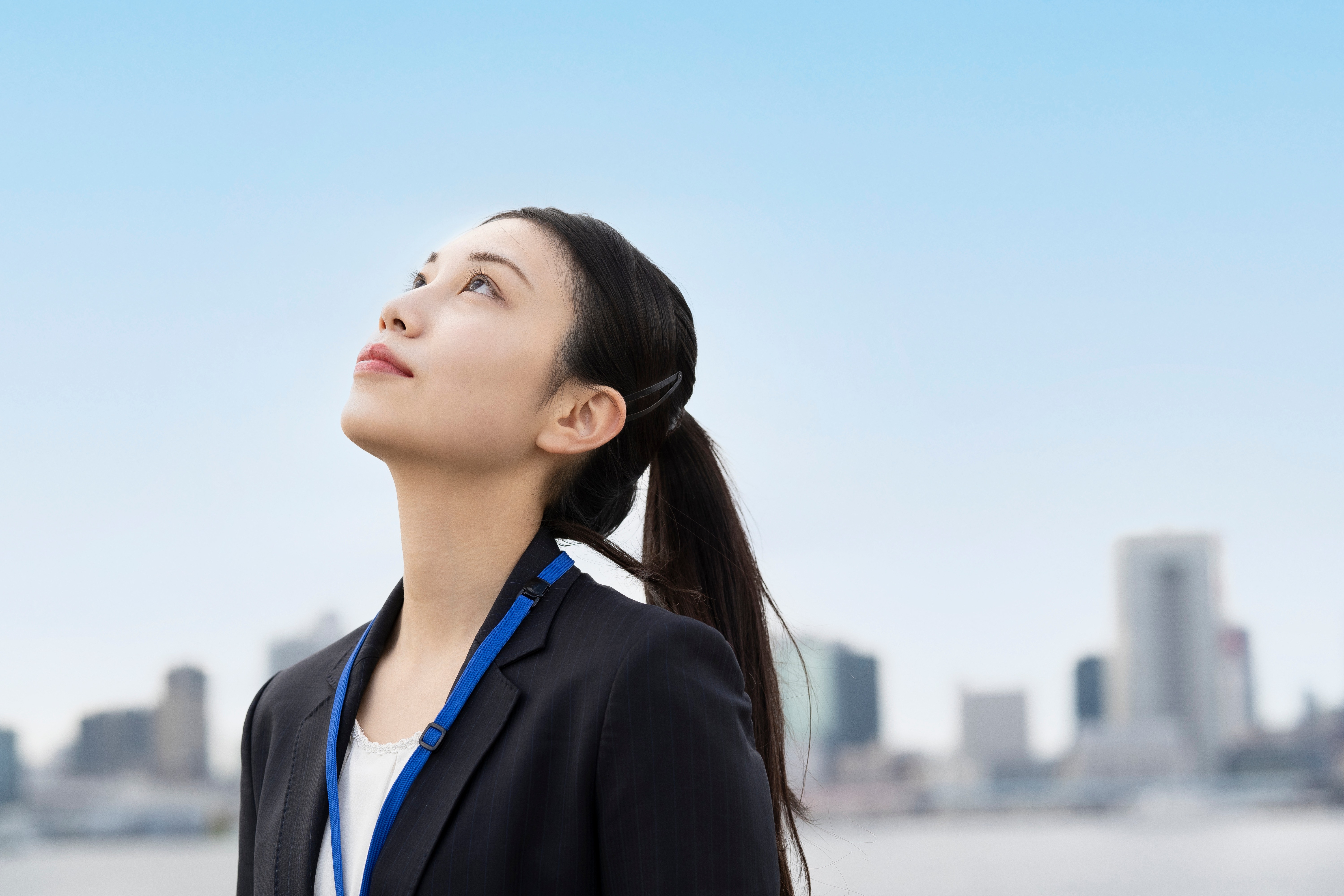 未来を見上げるビジネスウーマン