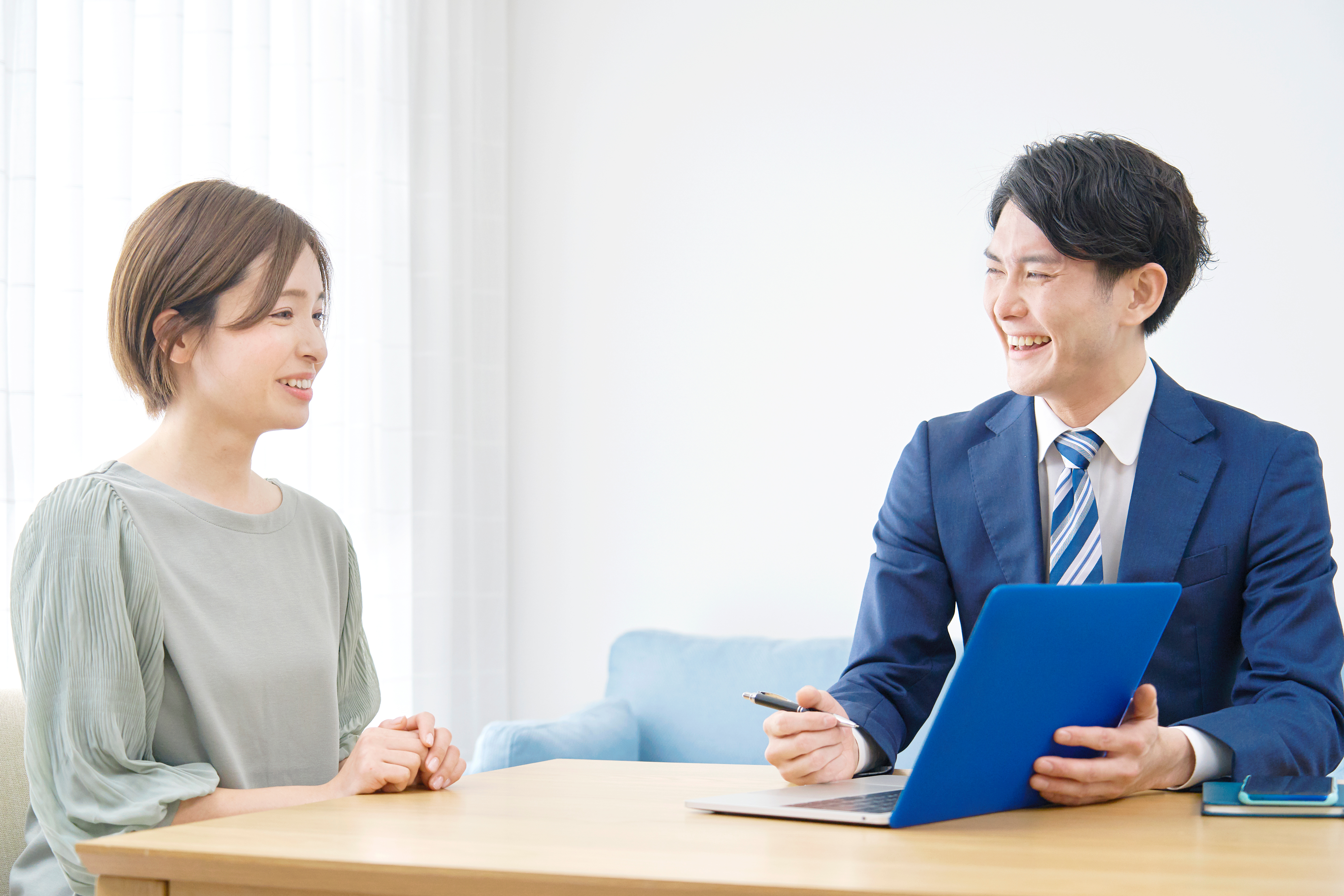 マーケティングデータサイエンティストとしてブレインストーミングするイメージ